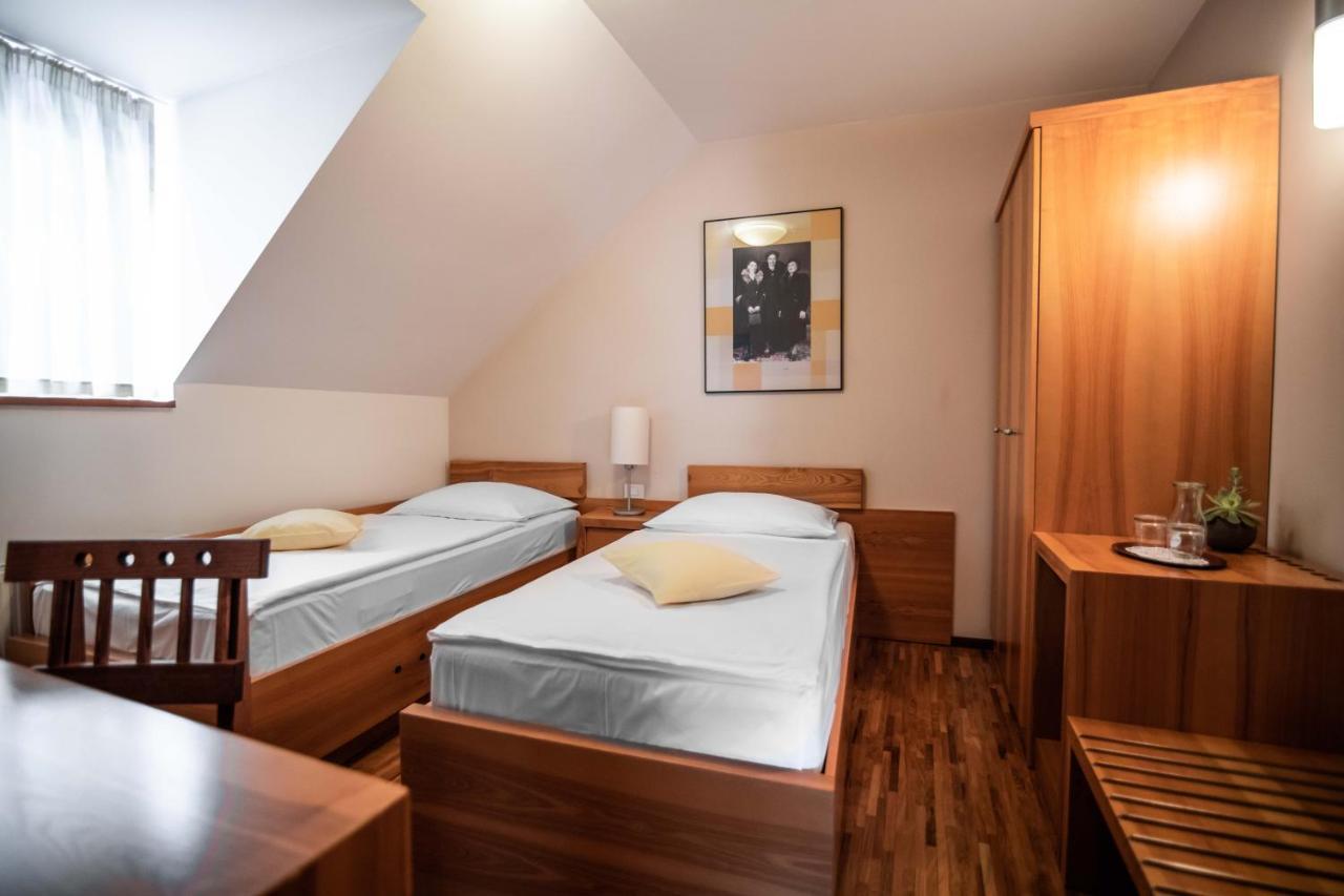 Hotel Dvor Jezersek Brnik 서클리예나고렌스켐 외부 사진
