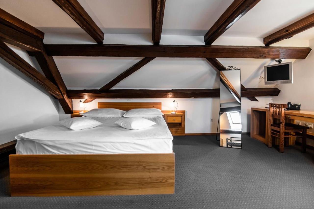 Hotel Dvor Jezersek Brnik 서클리예나고렌스켐 외부 사진