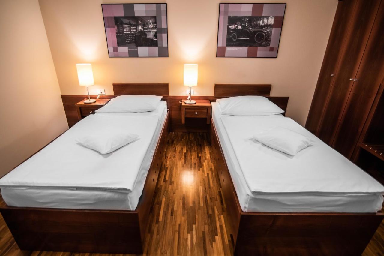Hotel Dvor Jezersek Brnik 서클리예나고렌스켐 외부 사진