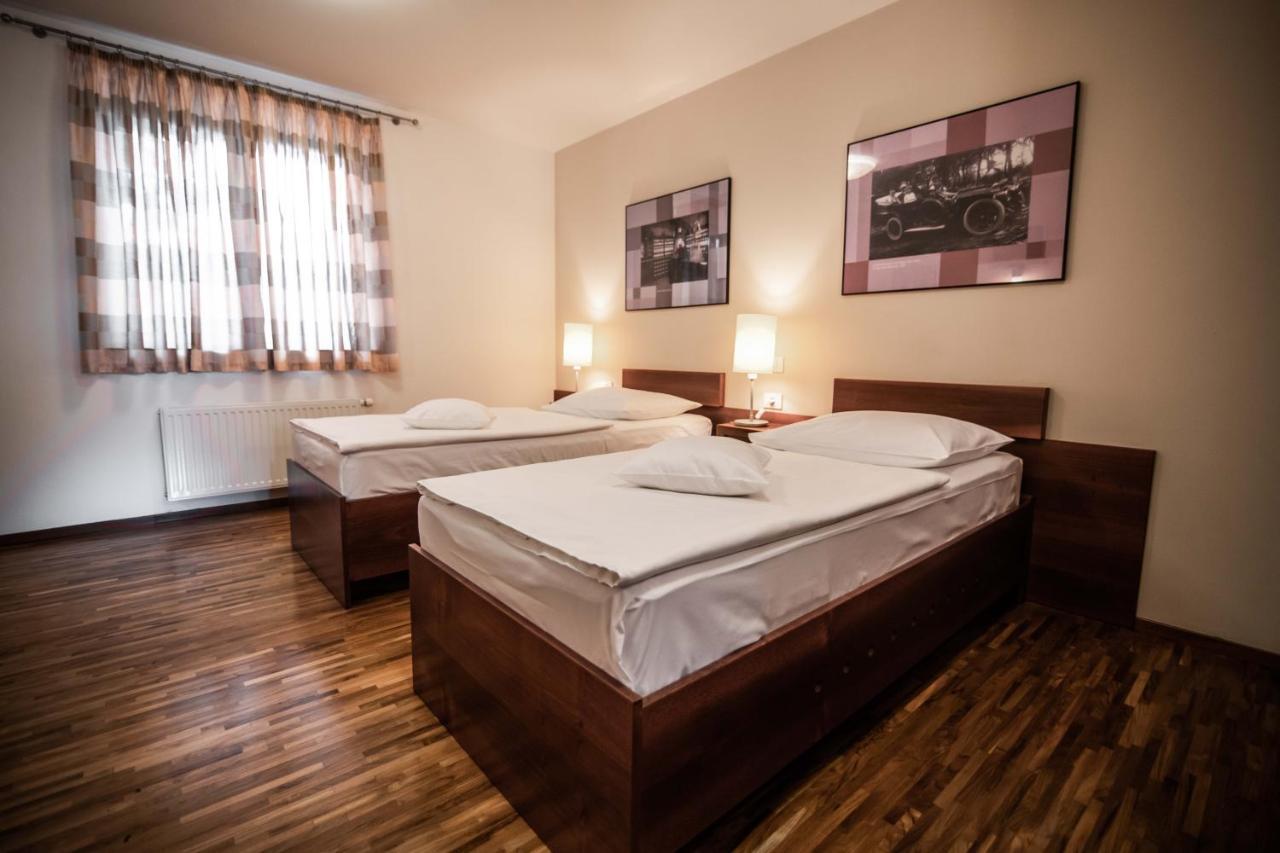 Hotel Dvor Jezersek Brnik 서클리예나고렌스켐 외부 사진
