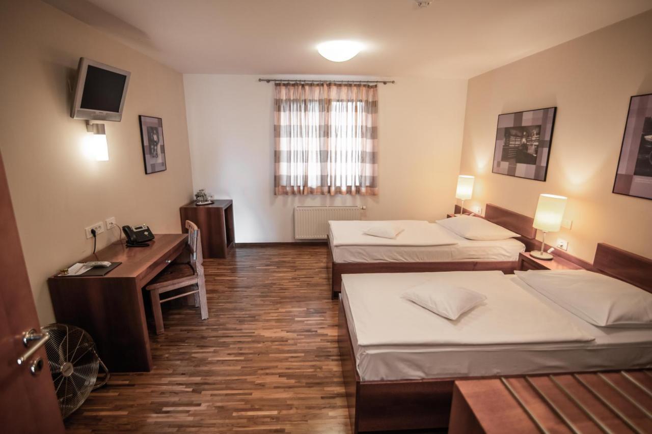 Hotel Dvor Jezersek Brnik 서클리예나고렌스켐 외부 사진