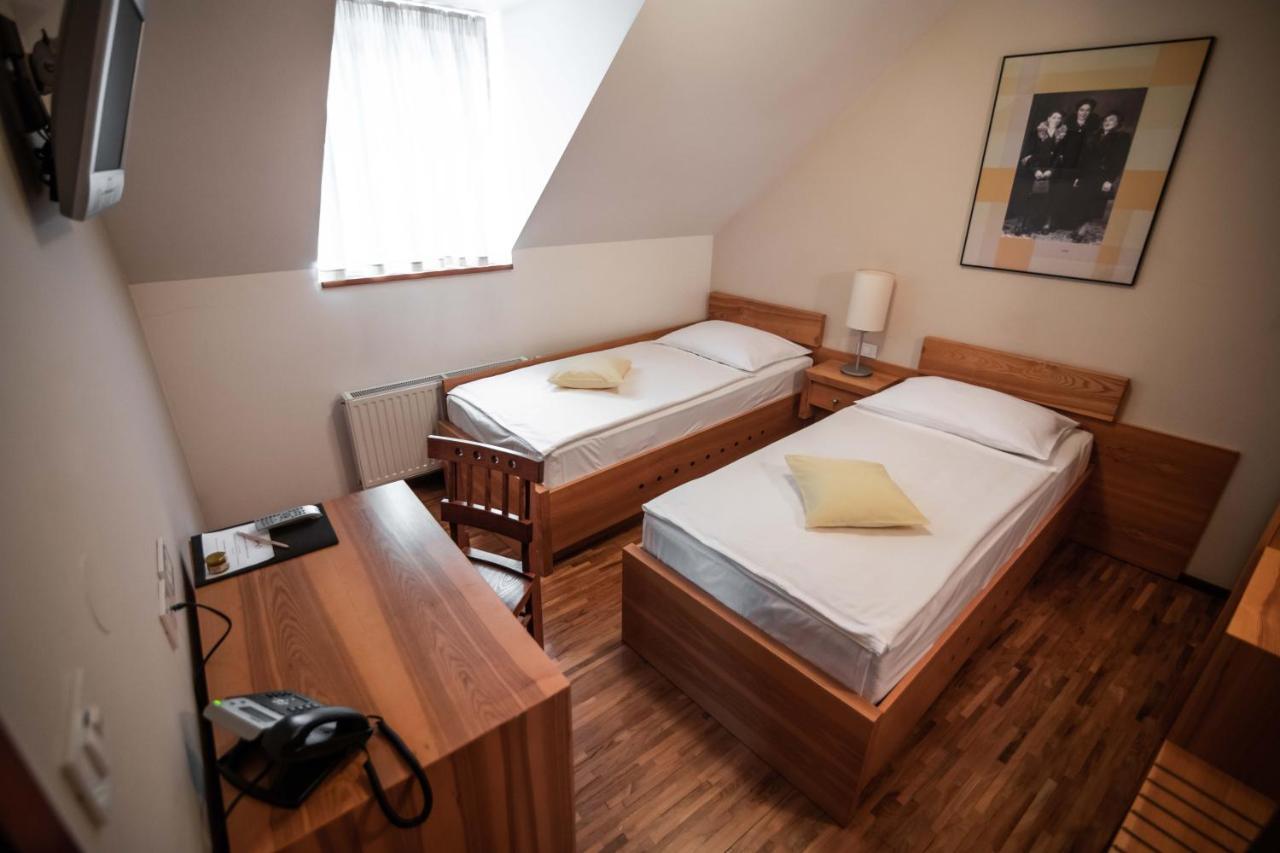 Hotel Dvor Jezersek Brnik 서클리예나고렌스켐 외부 사진