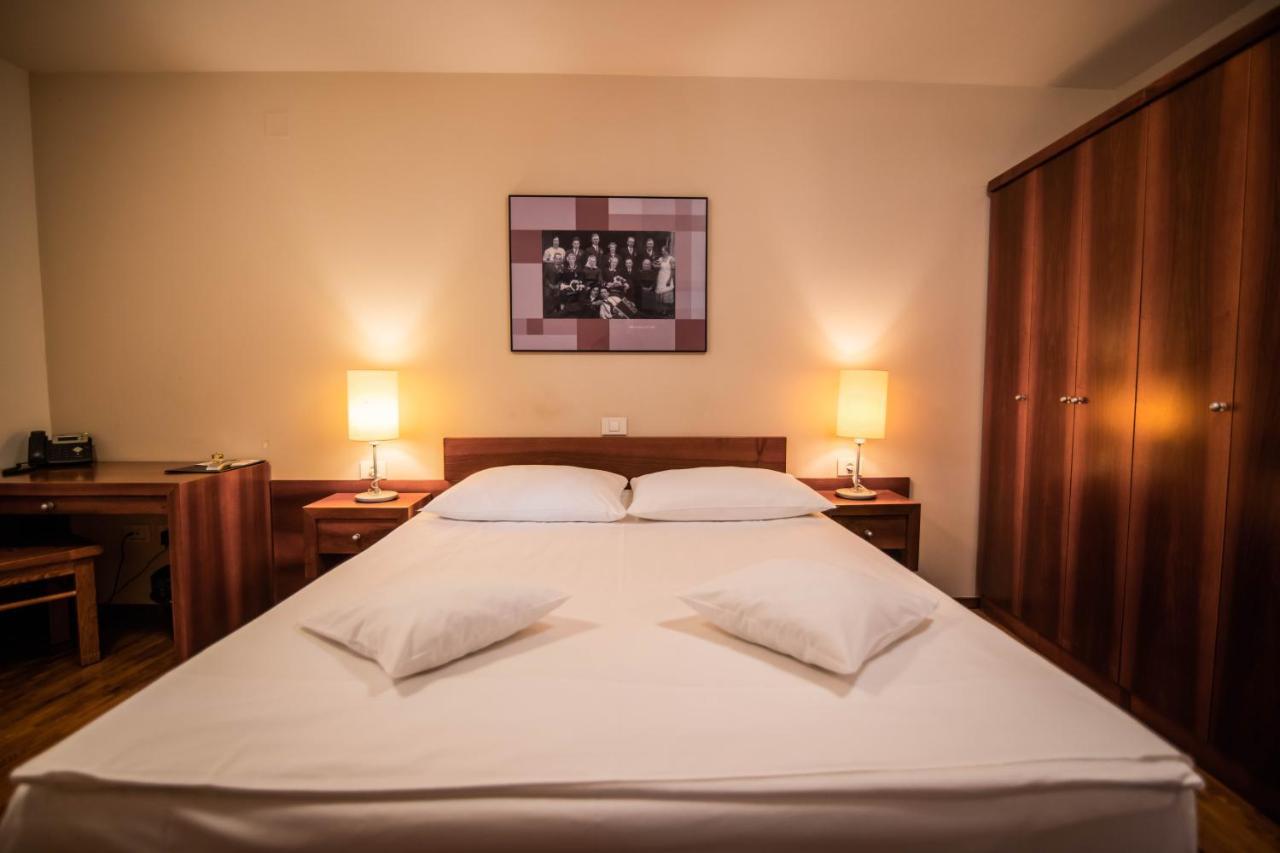 Hotel Dvor Jezersek Brnik 서클리예나고렌스켐 외부 사진