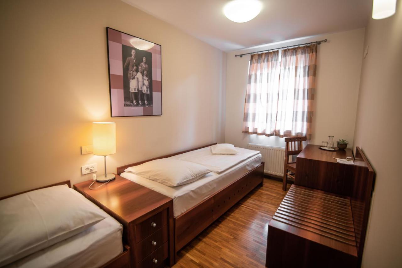 Hotel Dvor Jezersek Brnik 서클리예나고렌스켐 외부 사진