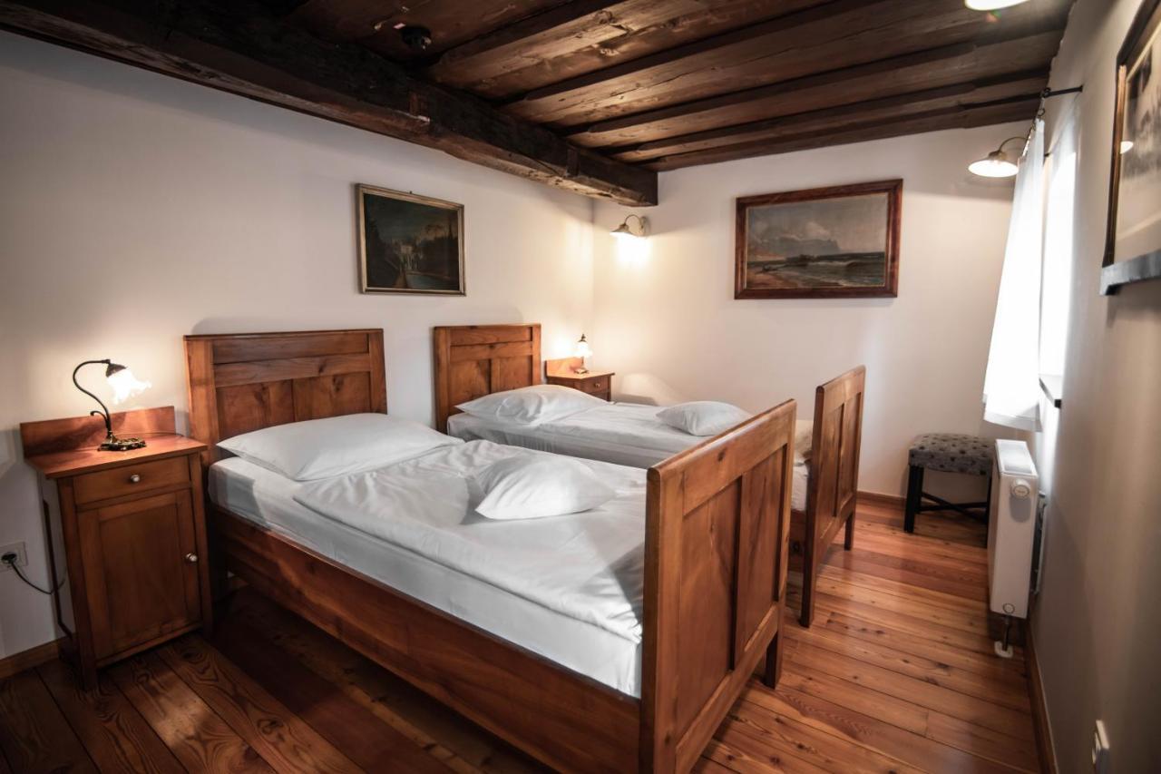 Hotel Dvor Jezersek Brnik 서클리예나고렌스켐 외부 사진