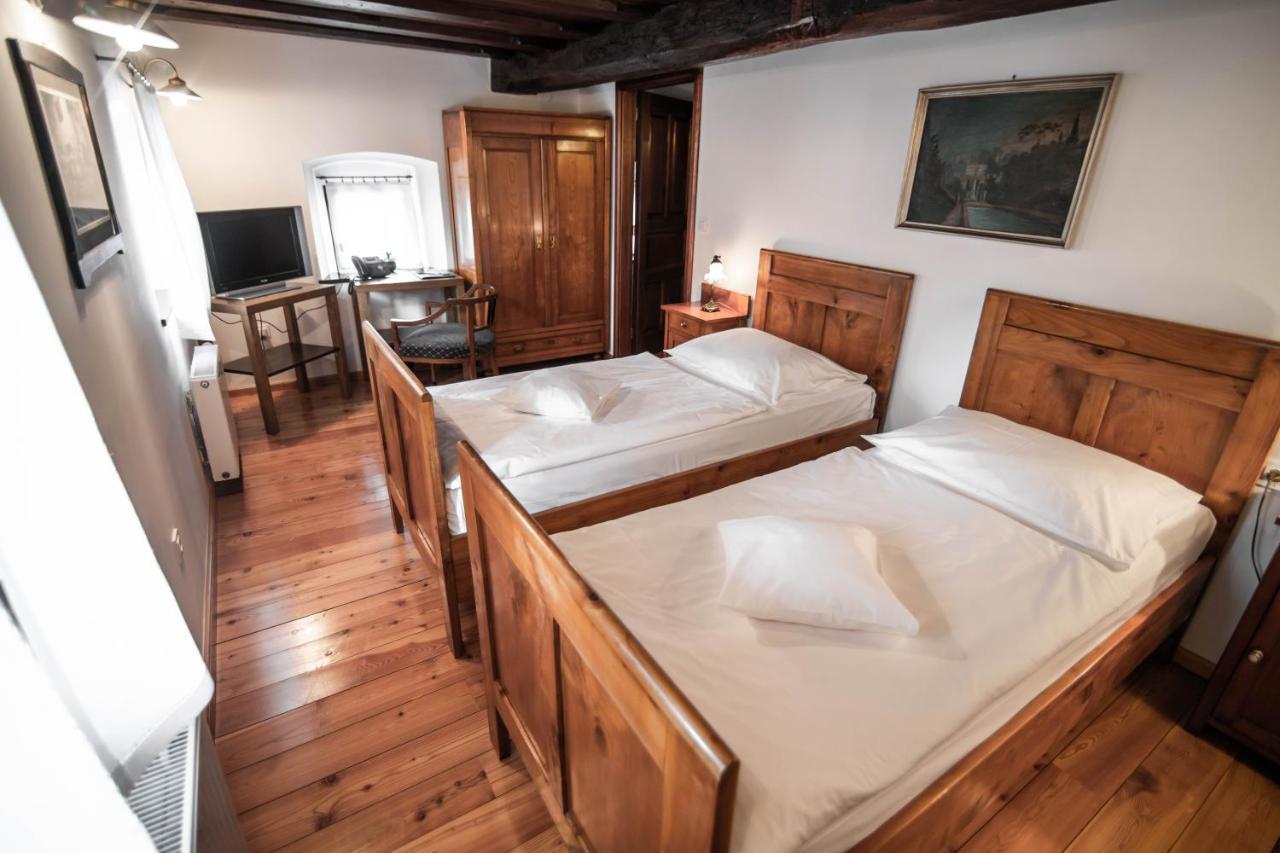Hotel Dvor Jezersek Brnik 서클리예나고렌스켐 외부 사진