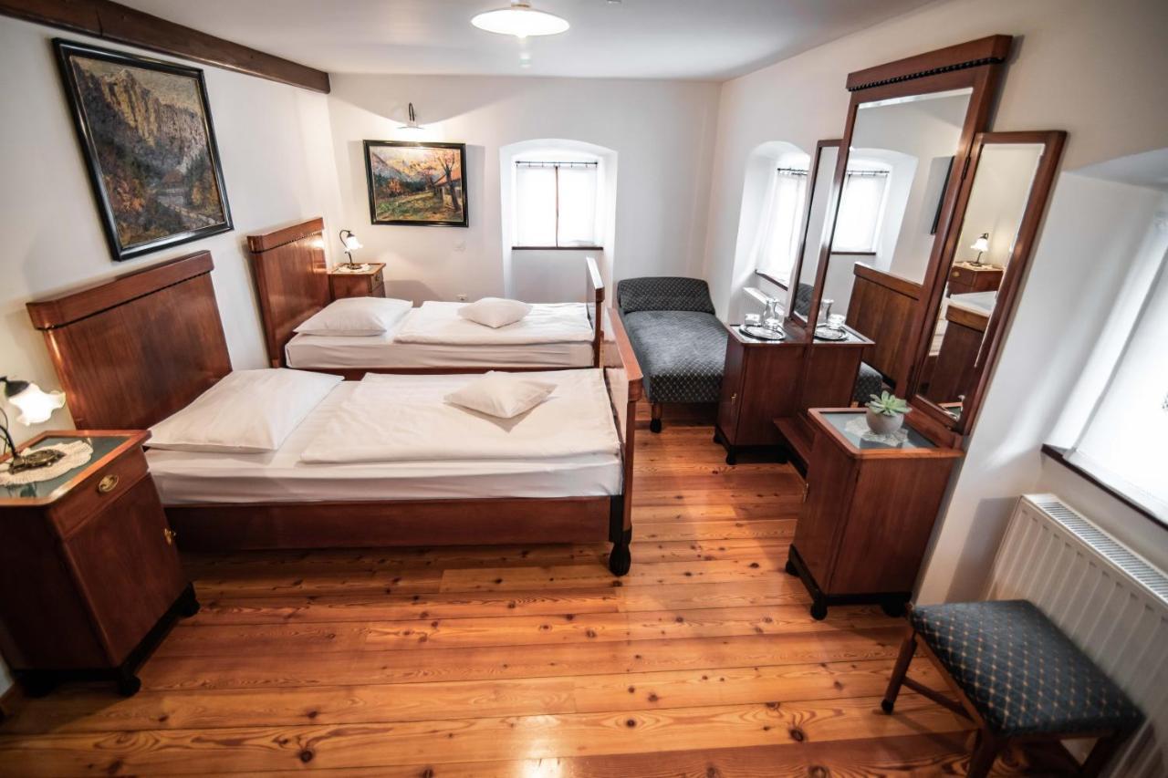 Hotel Dvor Jezersek Brnik 서클리예나고렌스켐 외부 사진