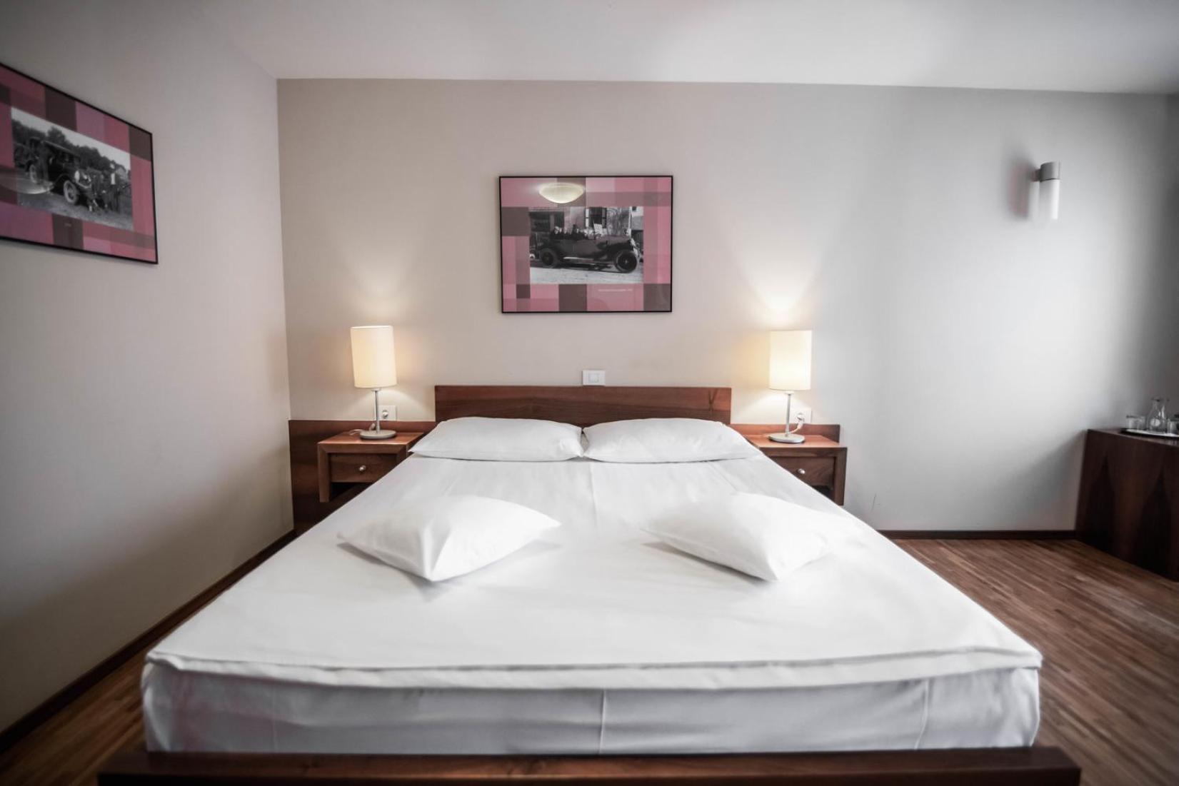 Hotel Dvor Jezersek Brnik 서클리예나고렌스켐 객실 사진
