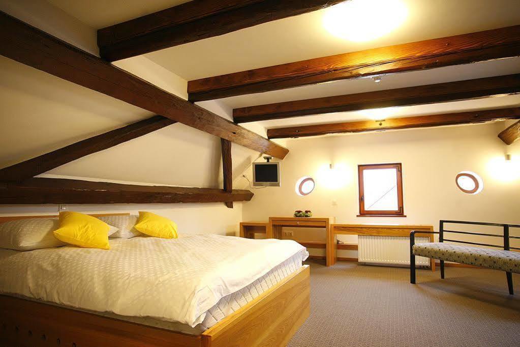 Hotel Dvor Jezersek Brnik 서클리예나고렌스켐 외부 사진