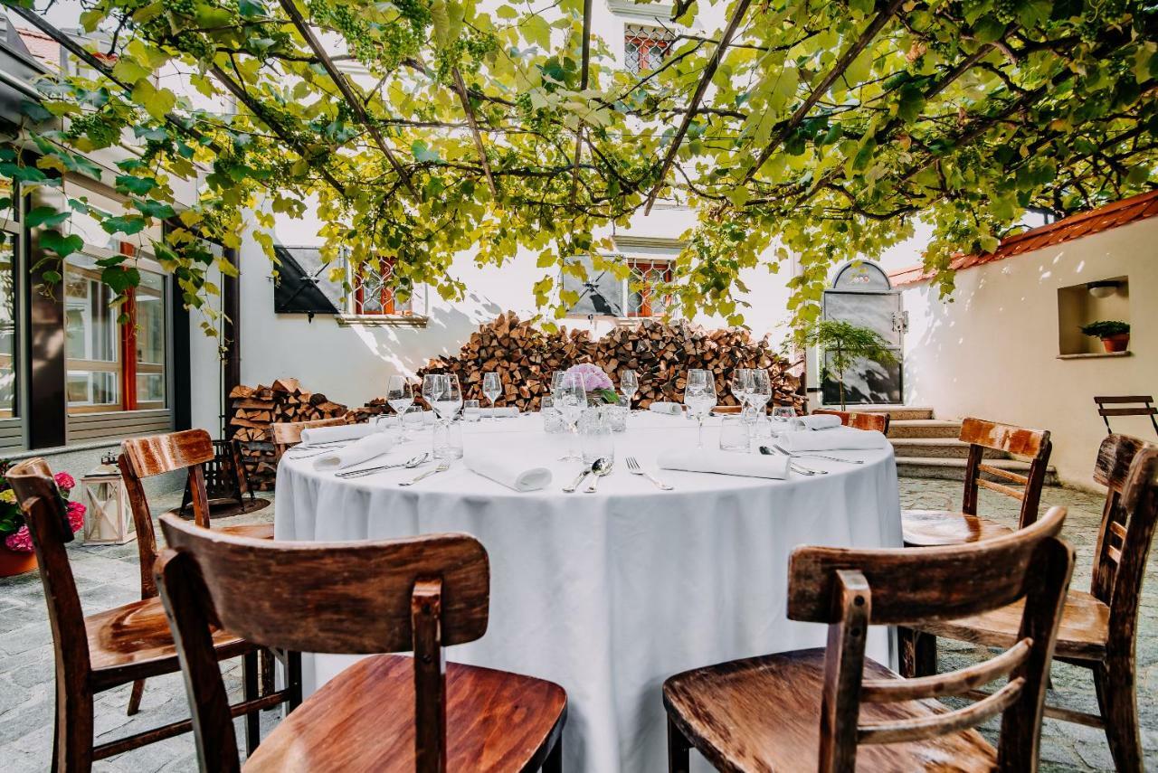 Hotel Dvor Jezersek Brnik 서클리예나고렌스켐 외부 사진