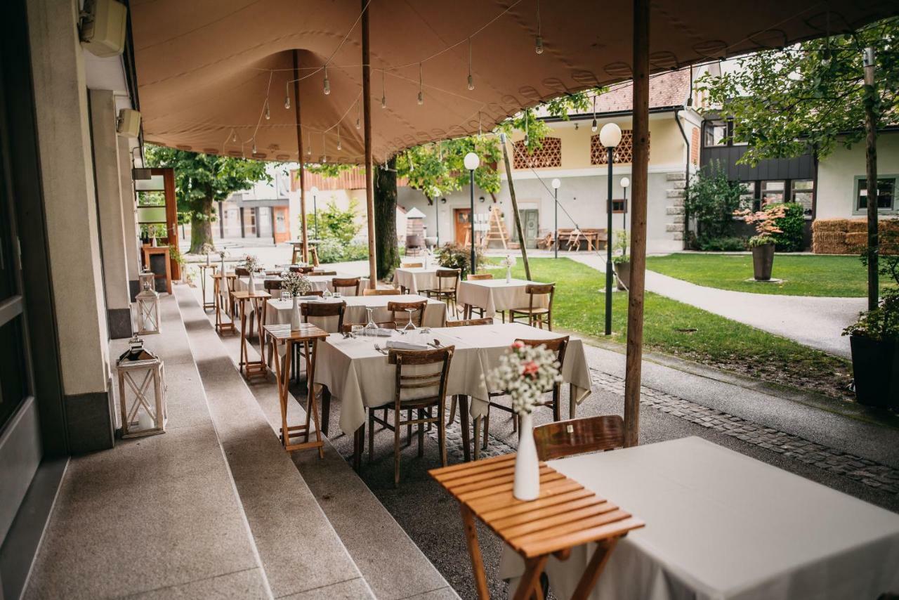 Hotel Dvor Jezersek Brnik 서클리예나고렌스켐 외부 사진