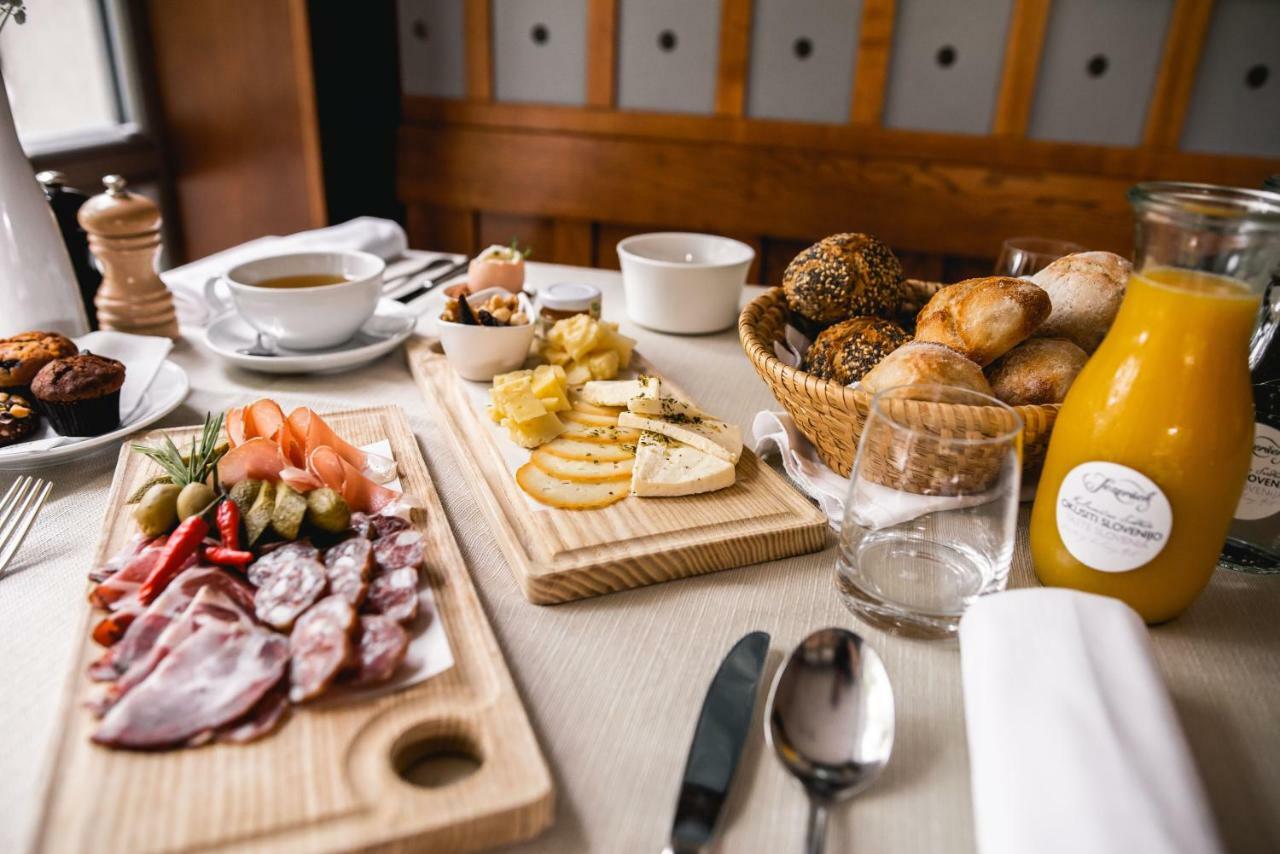 Hotel Dvor Jezersek Brnik 서클리예나고렌스켐 외부 사진