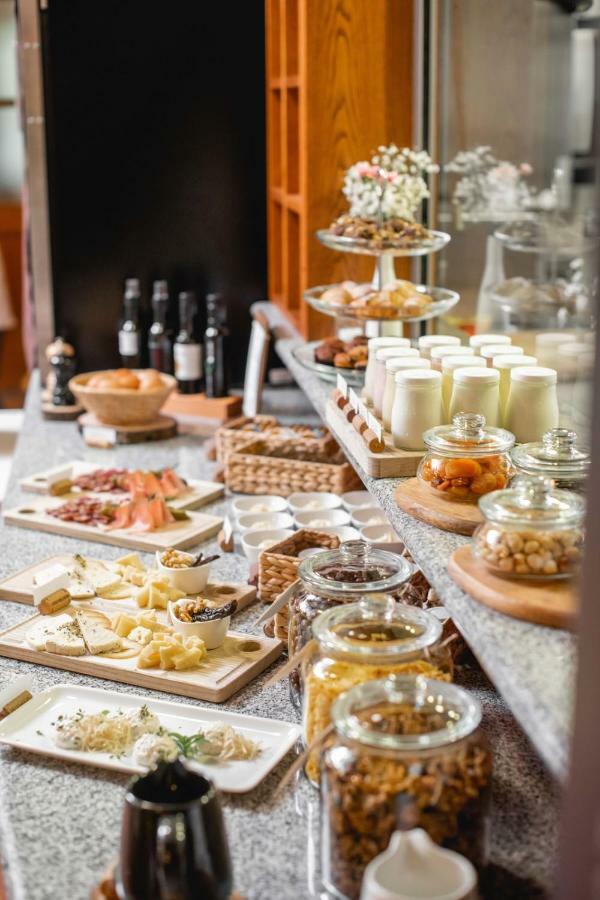 Hotel Dvor Jezersek Brnik 서클리예나고렌스켐 외부 사진