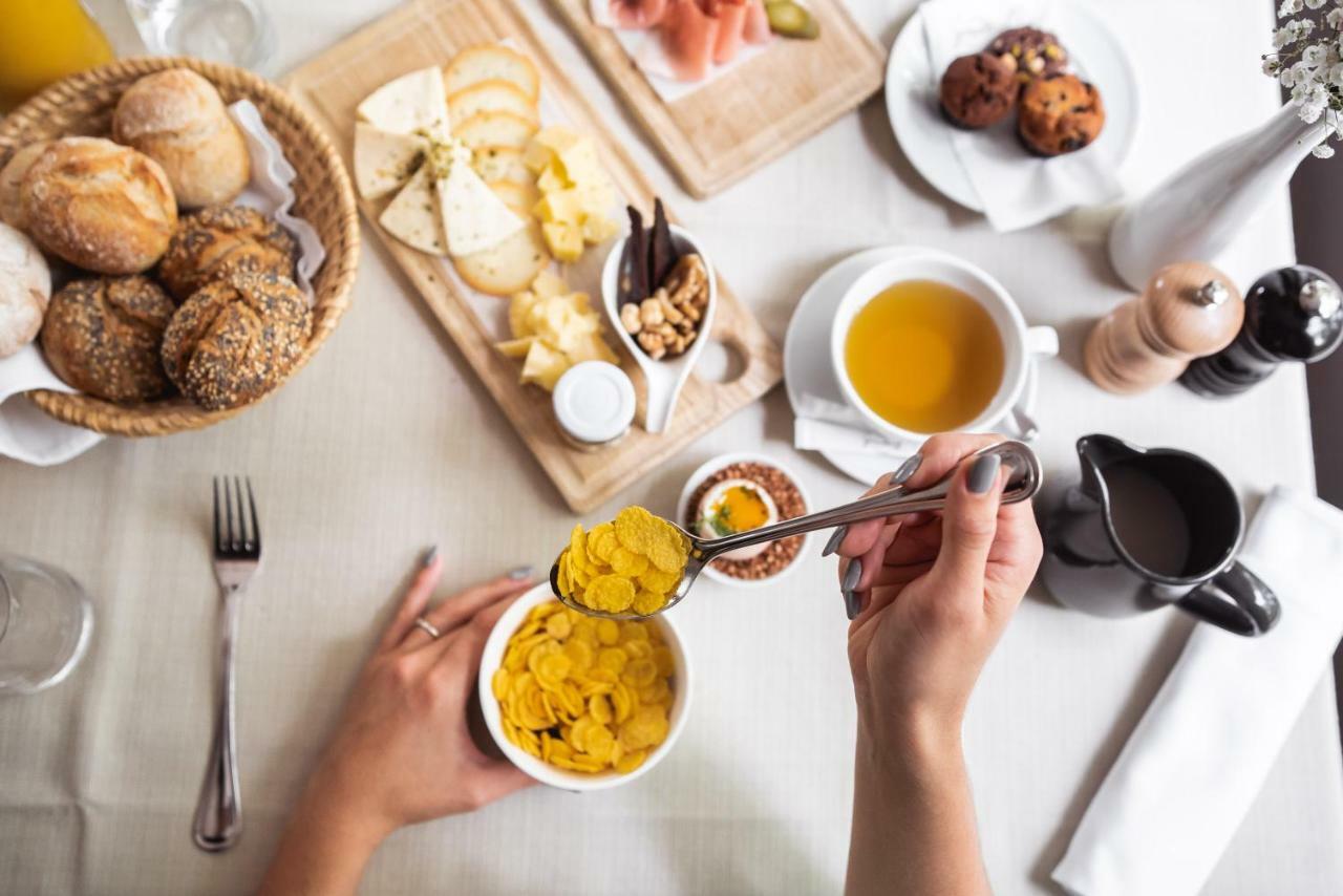 Hotel Dvor Jezersek Brnik 서클리예나고렌스켐 외부 사진