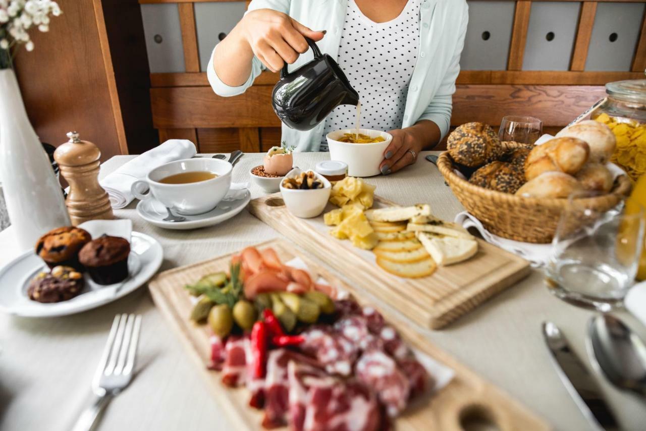 Hotel Dvor Jezersek Brnik 서클리예나고렌스켐 외부 사진