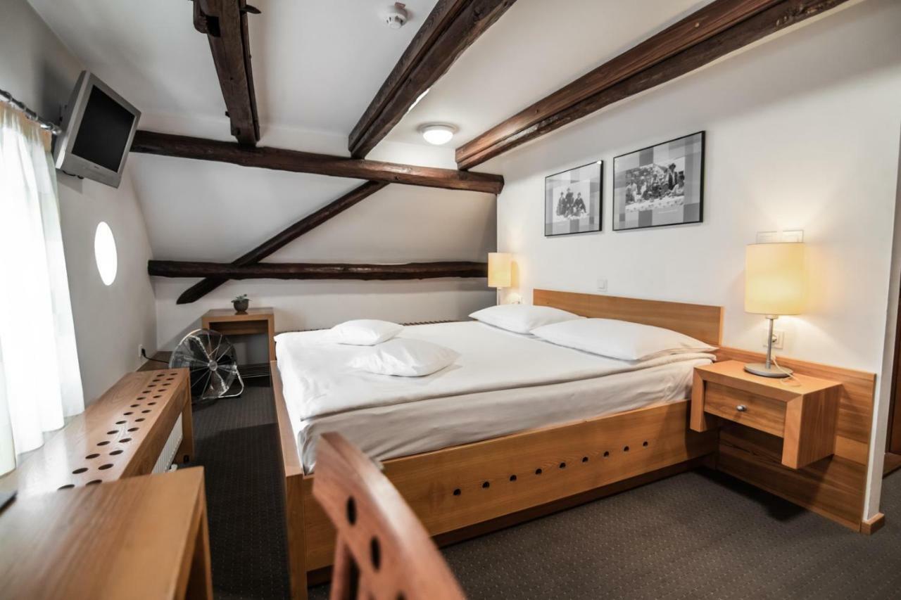 Hotel Dvor Jezersek Brnik 서클리예나고렌스켐 외부 사진