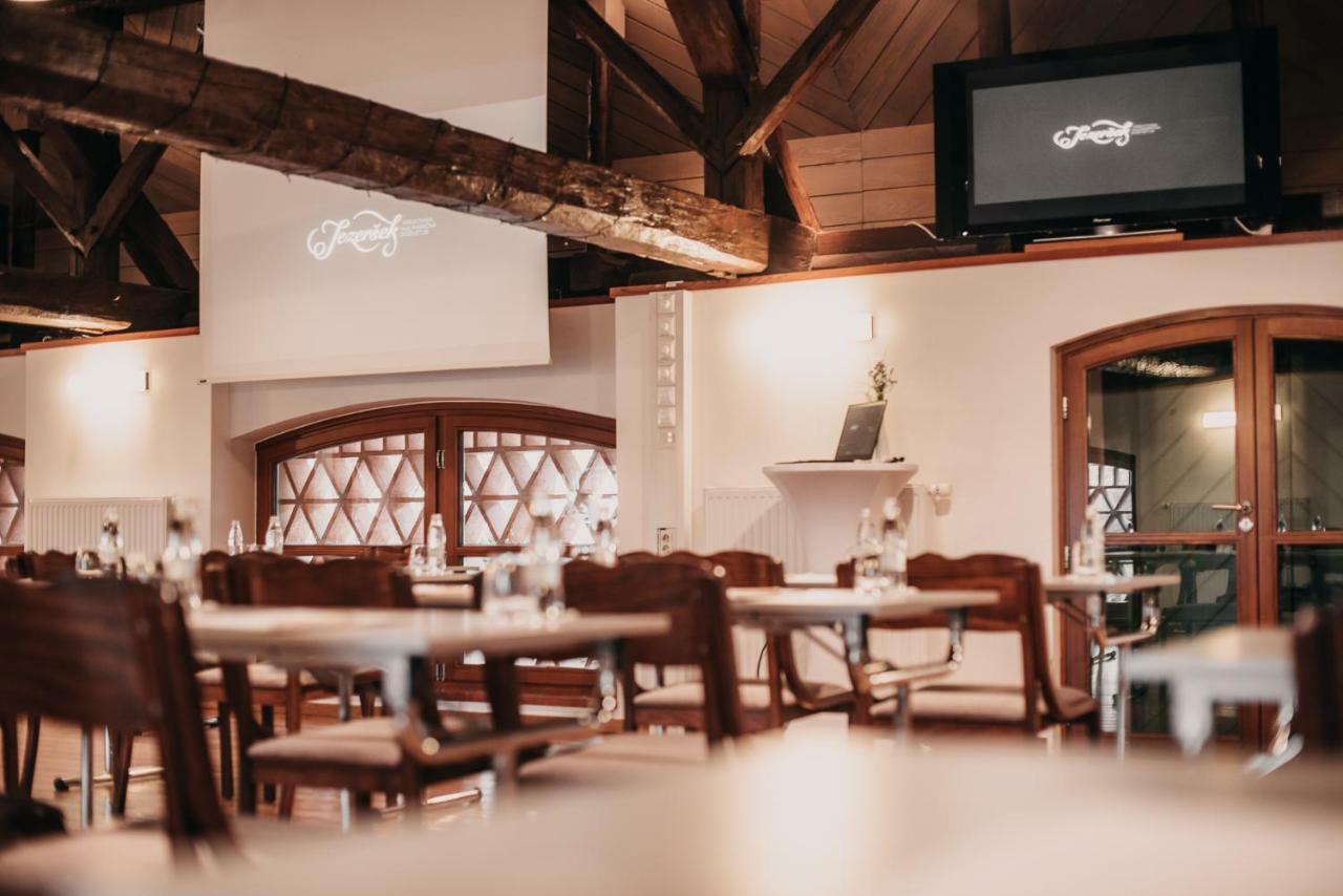 Hotel Dvor Jezersek Brnik 서클리예나고렌스켐 외부 사진