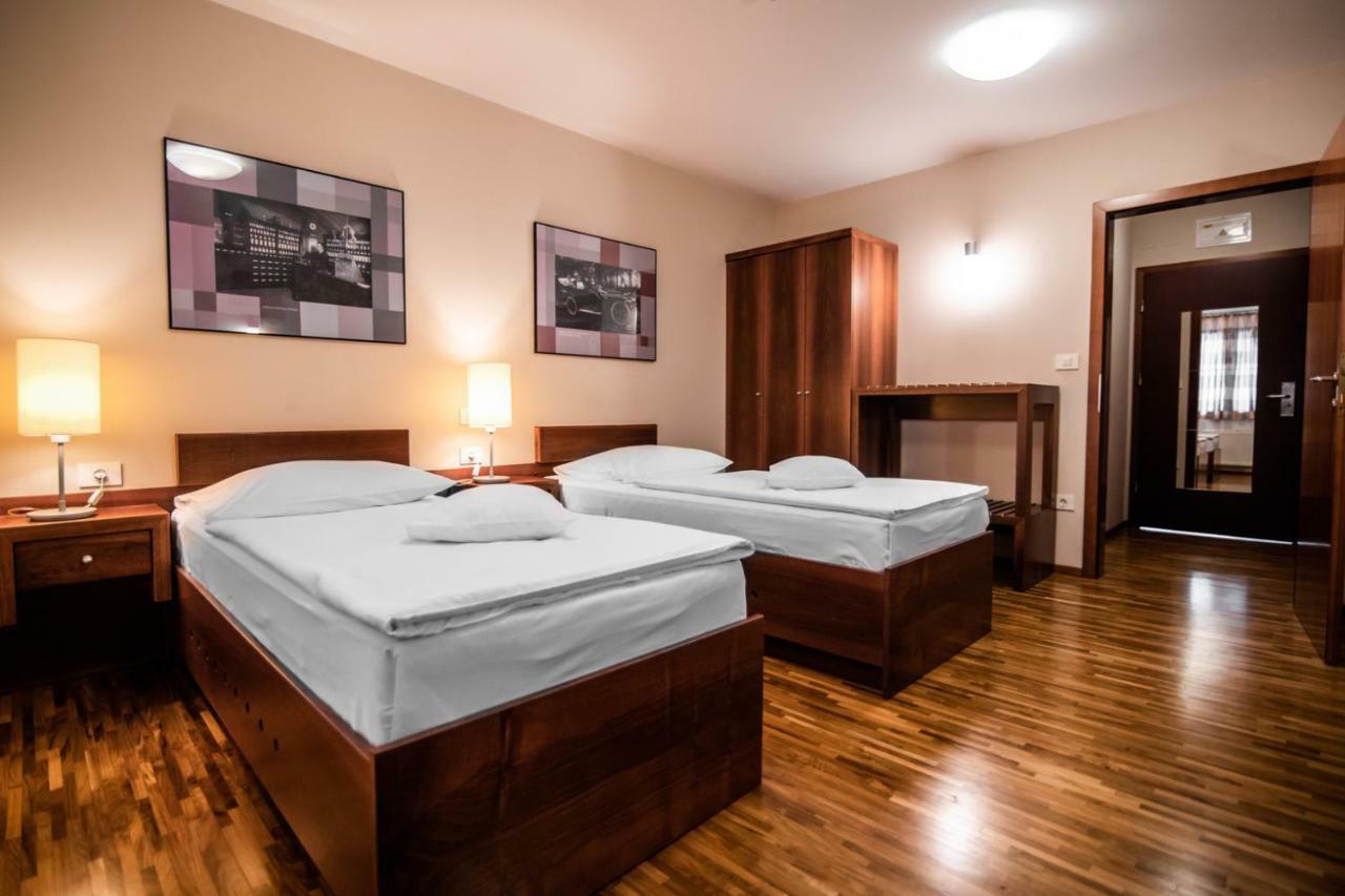 Hotel Dvor Jezersek Brnik 서클리예나고렌스켐 외부 사진