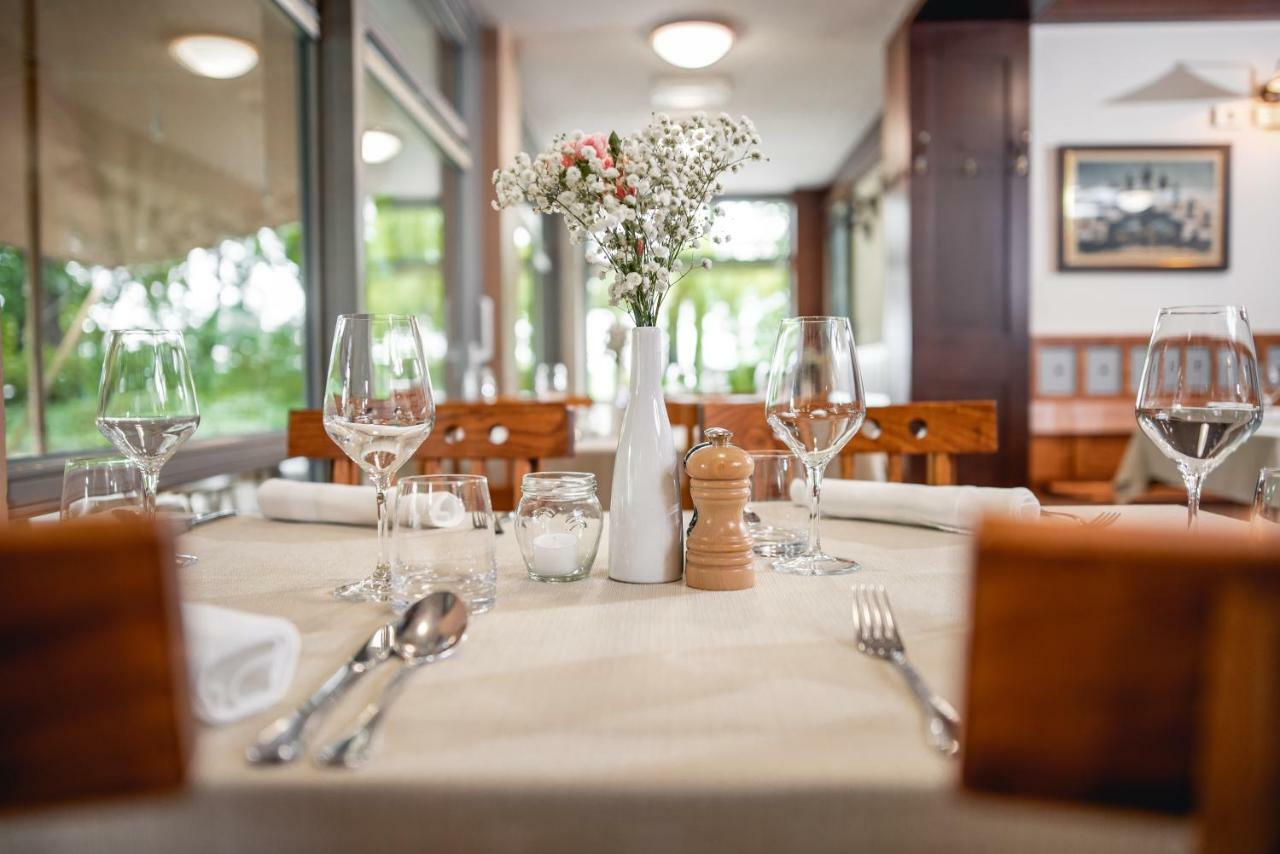 Hotel Dvor Jezersek Brnik 서클리예나고렌스켐 외부 사진
