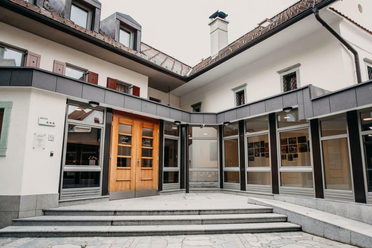 Hotel Dvor Jezersek Brnik 서클리예나고렌스켐 외부 사진