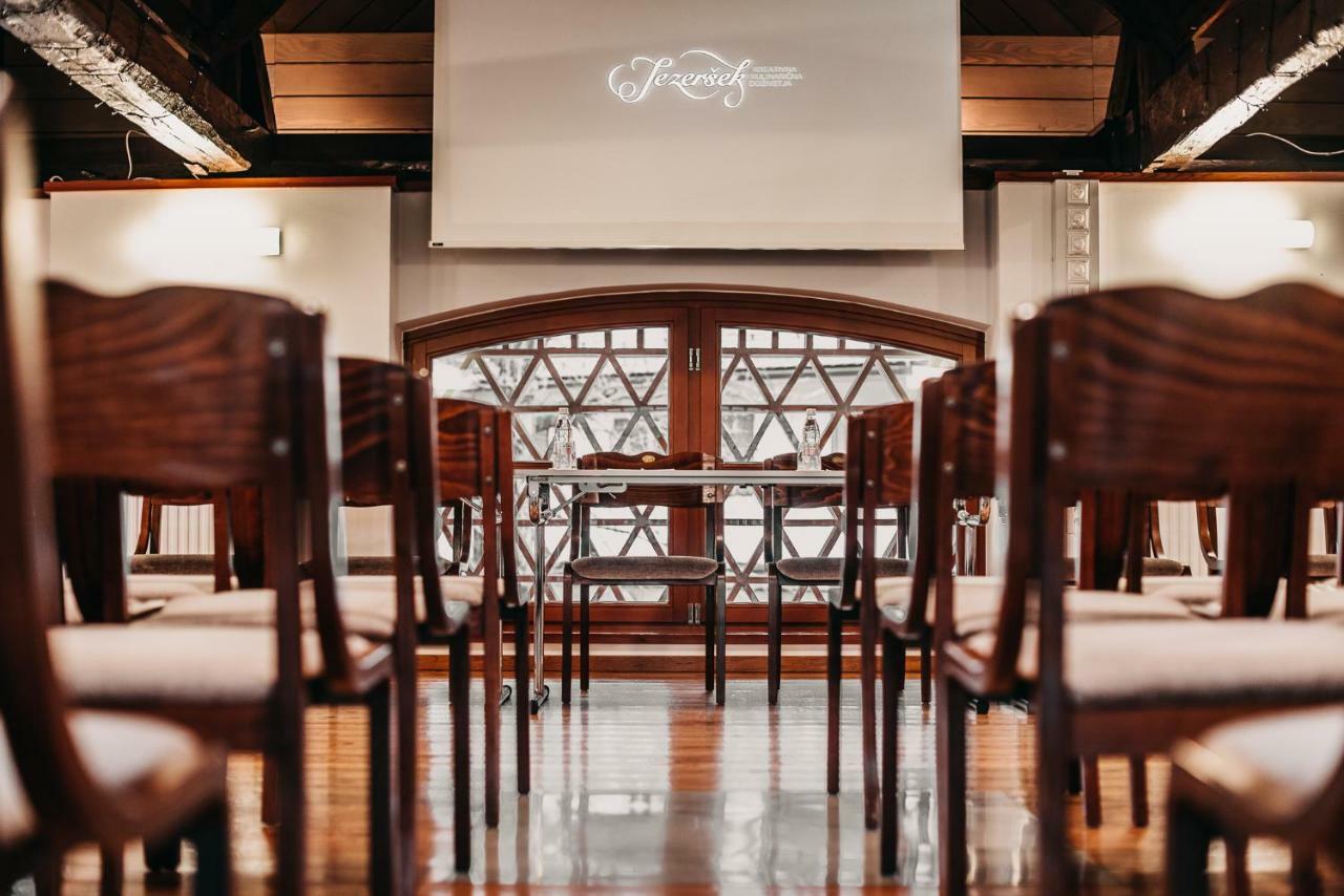 Hotel Dvor Jezersek Brnik 서클리예나고렌스켐 외부 사진